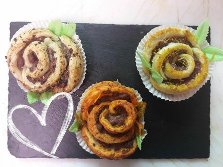 tres pasteles de carne con forma de flor